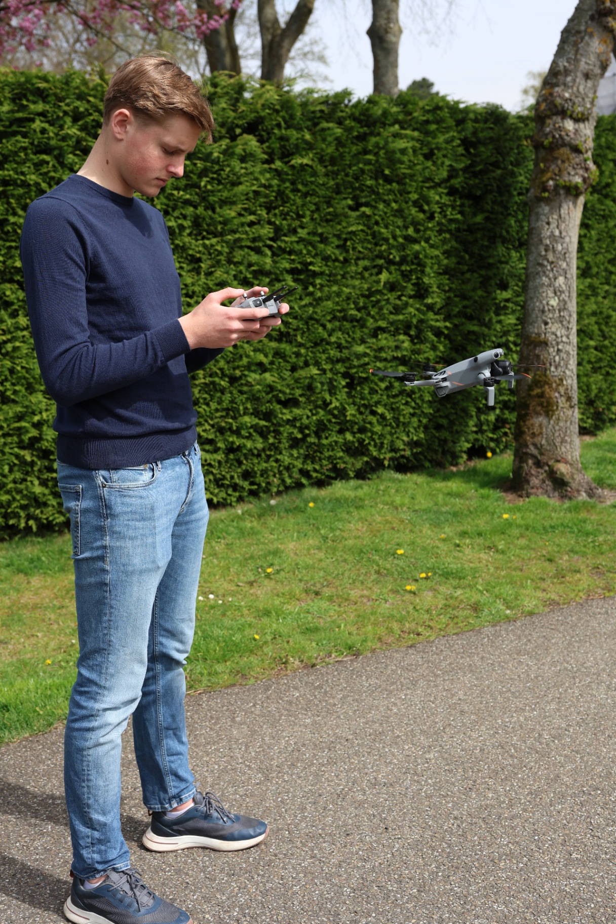 Milan bestuurt een DJI drone tijdens een opname