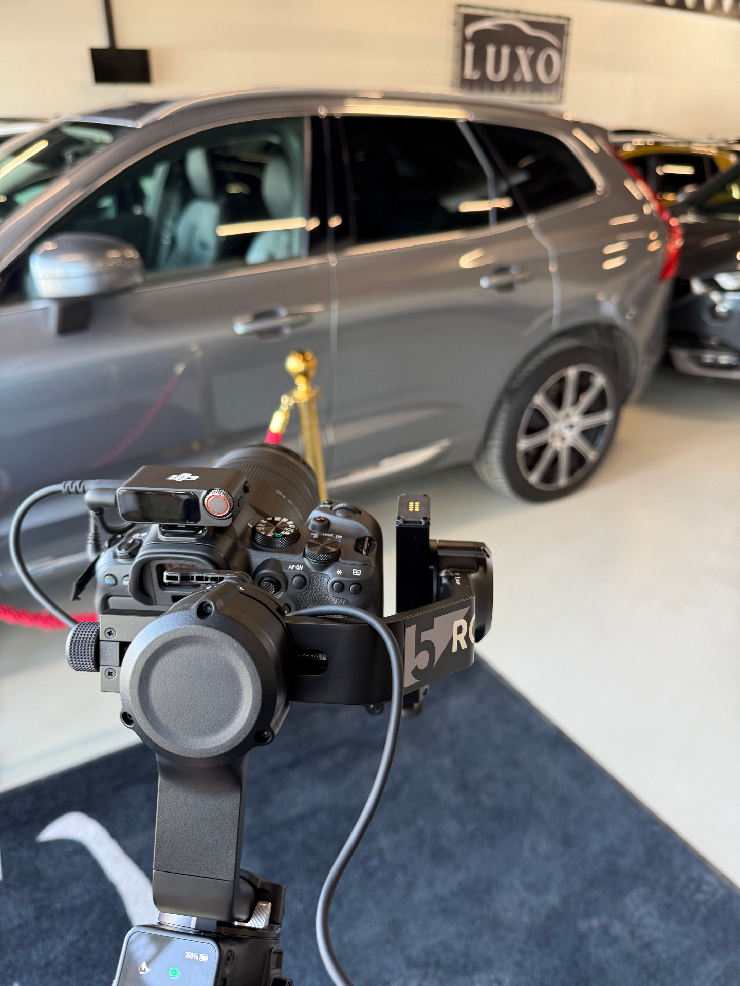 Cinema-camera op gimbal filmt een Volvo bij autodealer Luxo