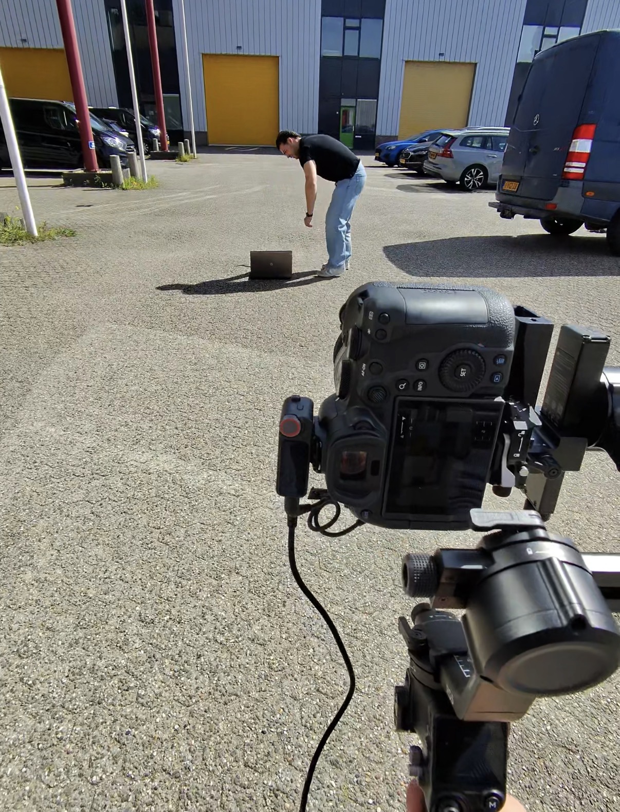 Camera-setup op tripod tijdens een buitenshoot