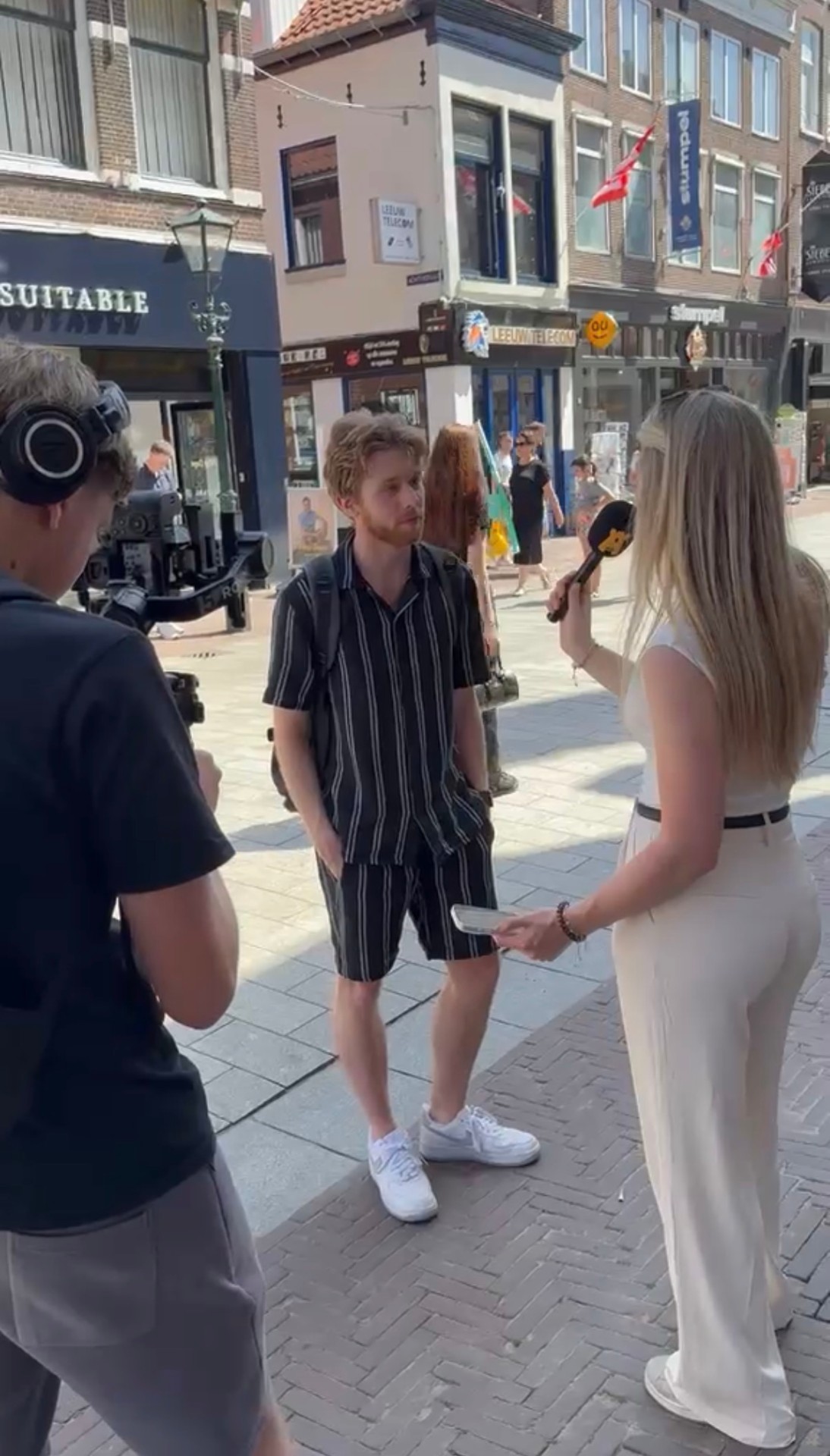Straatinterview met microfoon in de binnenstad